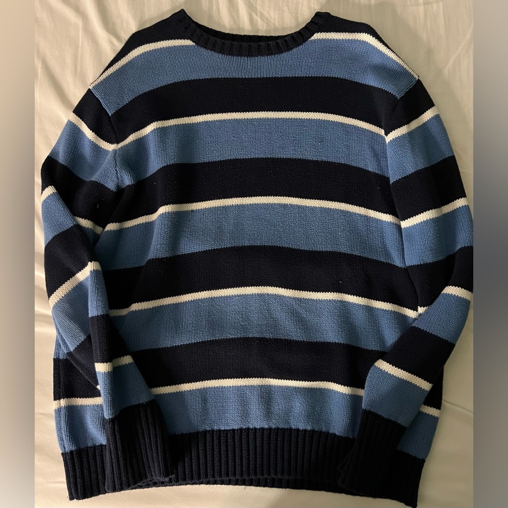 the crewneck is Brandy Melville so one size great condition barley worn.